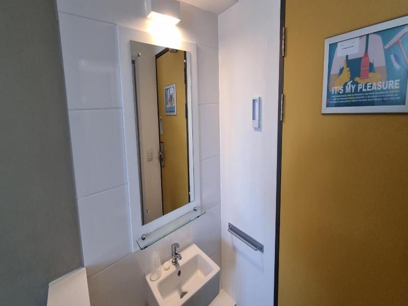 Check Inn Hotel image