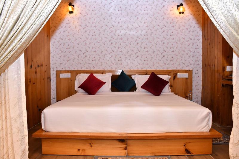 Hotel The Crown image