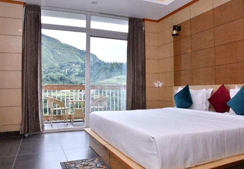 Hotel The Crown image