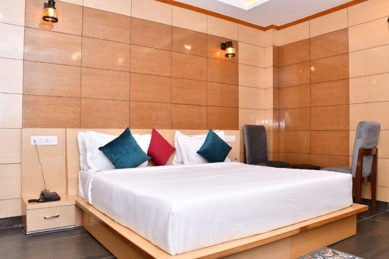 Hotel The Crown image