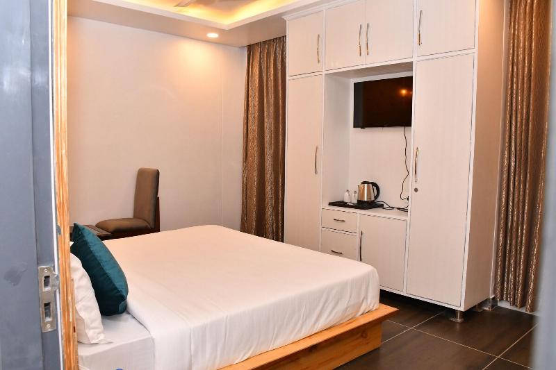 Hotel The Crown image