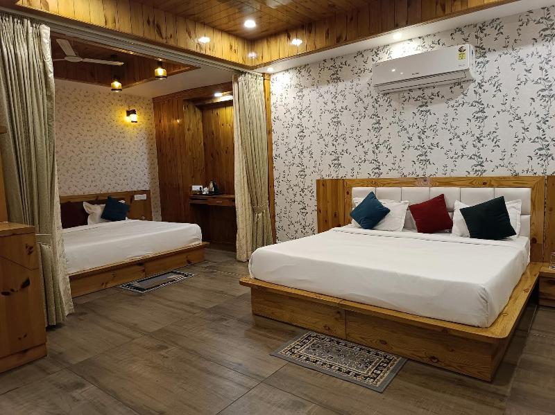 Hotel The Crown image
