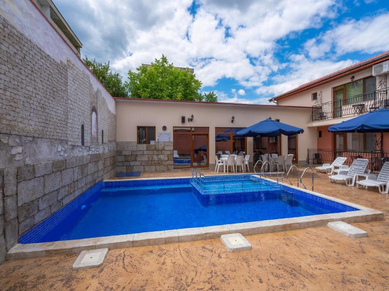 Family Hotel Preslav image