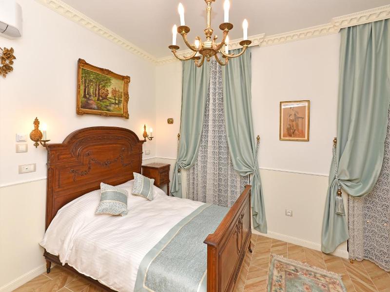 Royal Hotel image