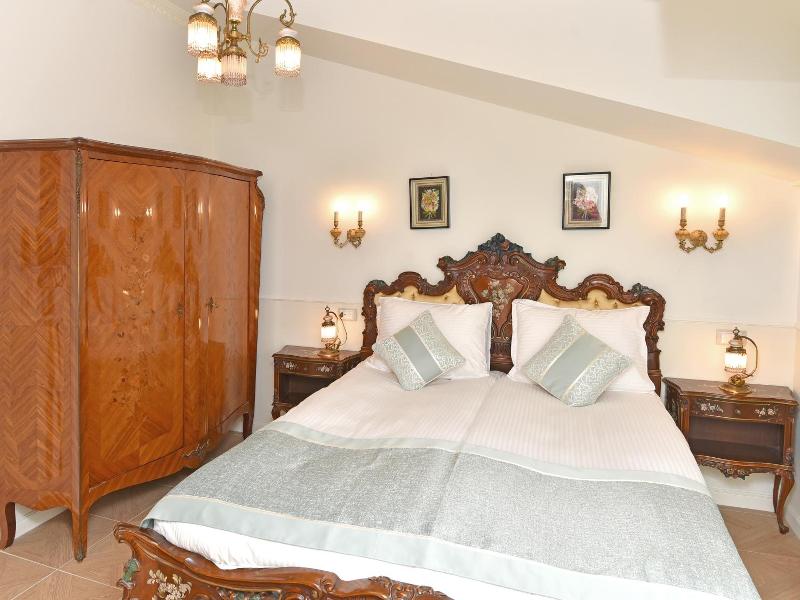 Royal Hotel image
