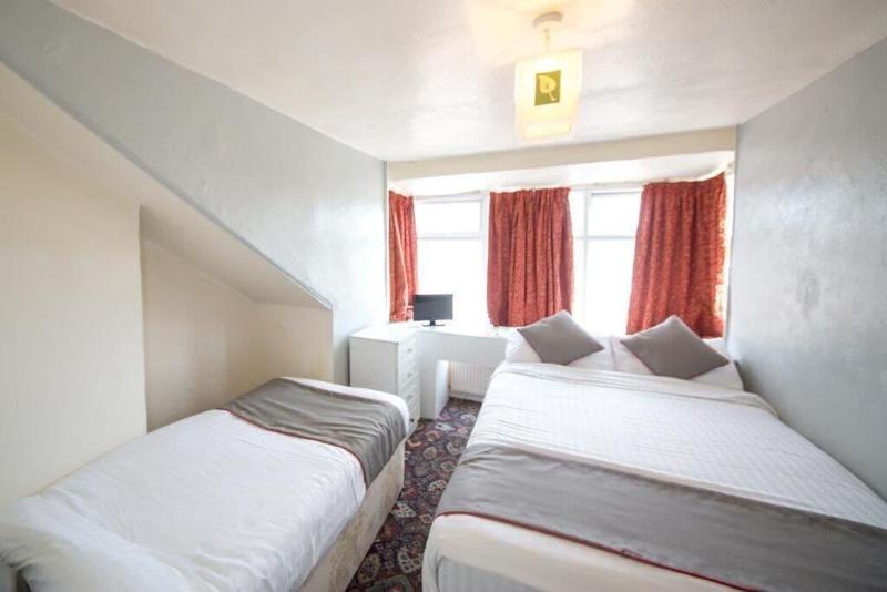 Myroomz Hollingdales Hotel image