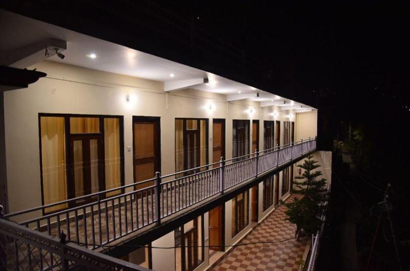 Hotel Lake Paradise Inn image