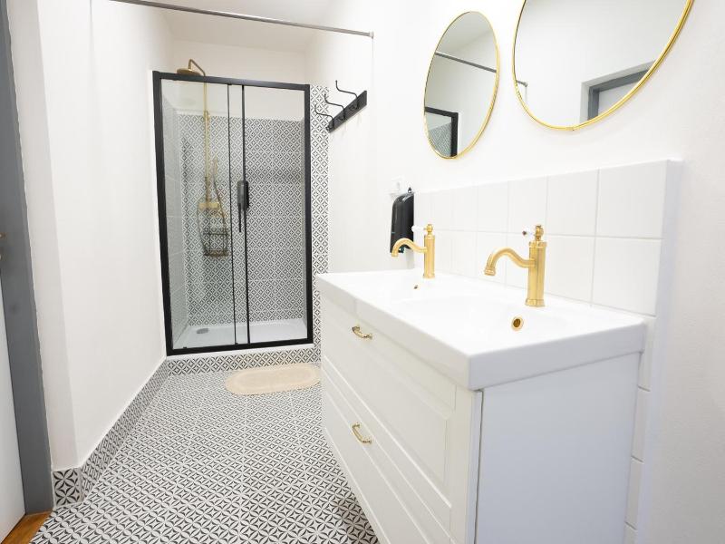 White Wolf House Hostel Apartments image
