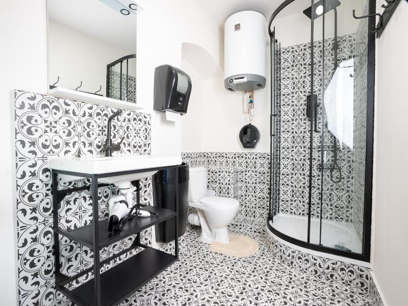 White Wolf House Hostel Apartments image