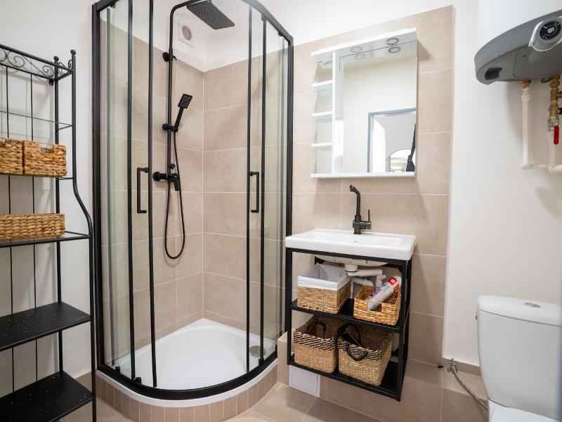 White Wolf House Hostel Apartments image