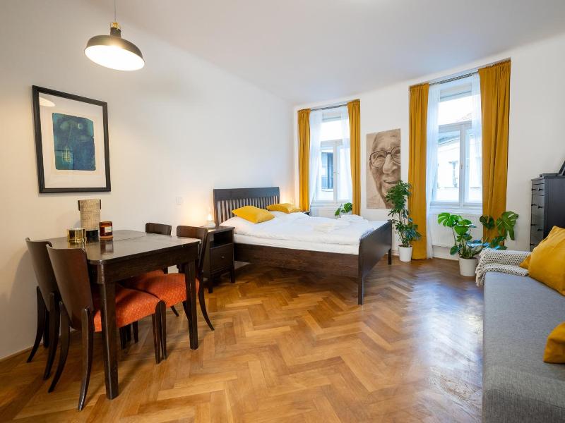 White Wolf House Hostel Apartments image