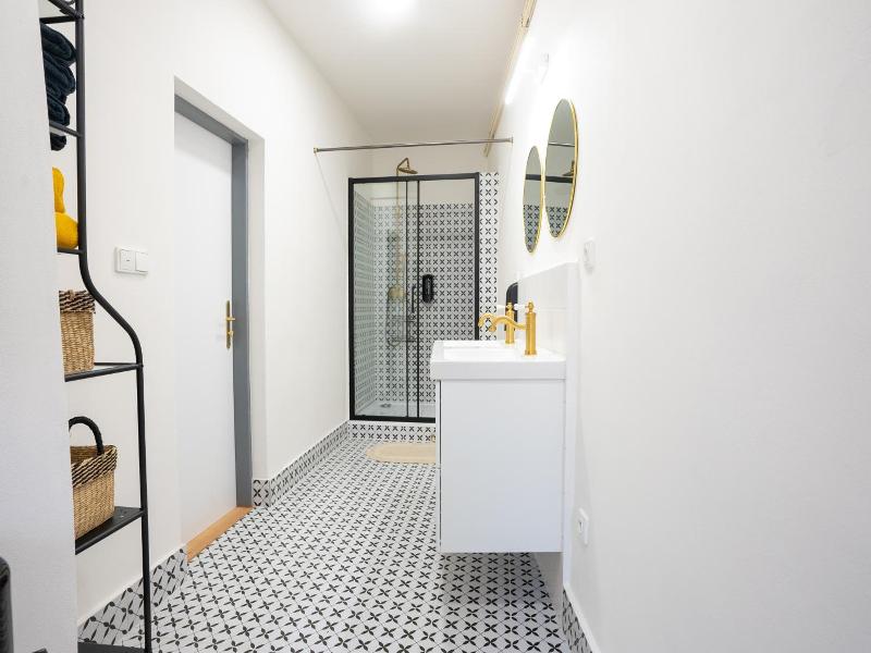White Wolf House Hostel Apartments image