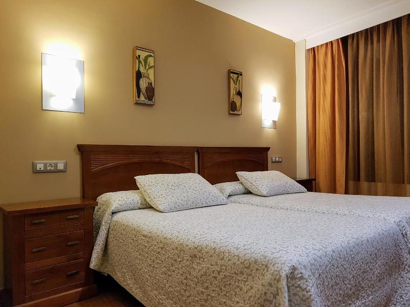 Hotel Reina Isabel image