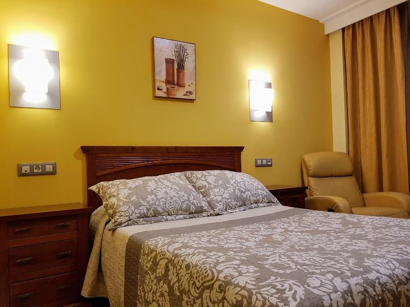 Hotel Reina Isabel image