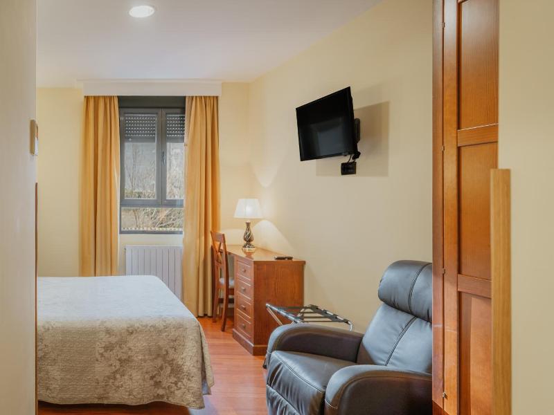 Hotel Reina Isabel image