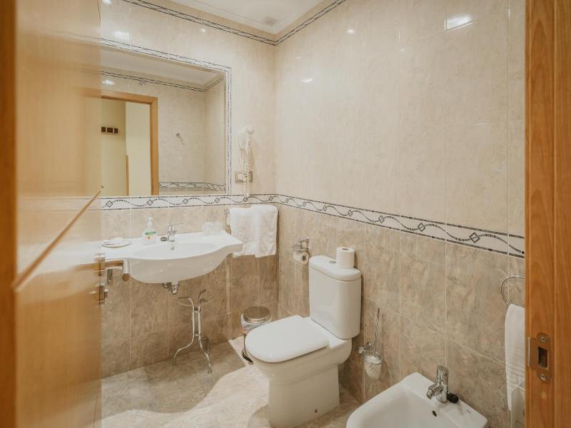 Hotel Reina Isabel image