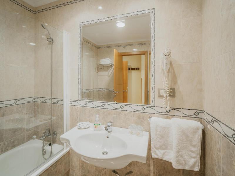 Hotel Reina Isabel image