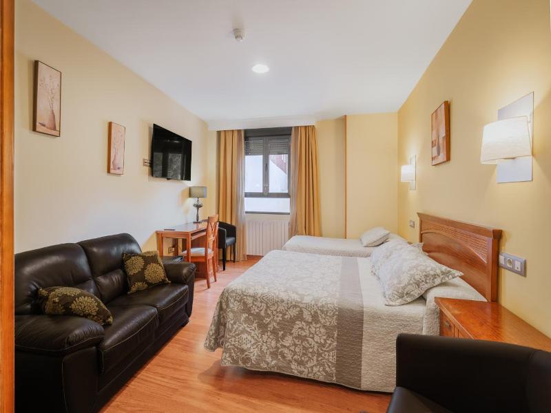 Hotel Reina Isabel image