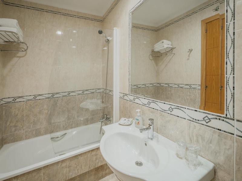 Hotel Reina Isabel image