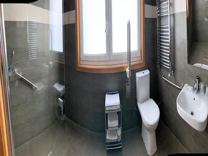 La Suite Hotel image