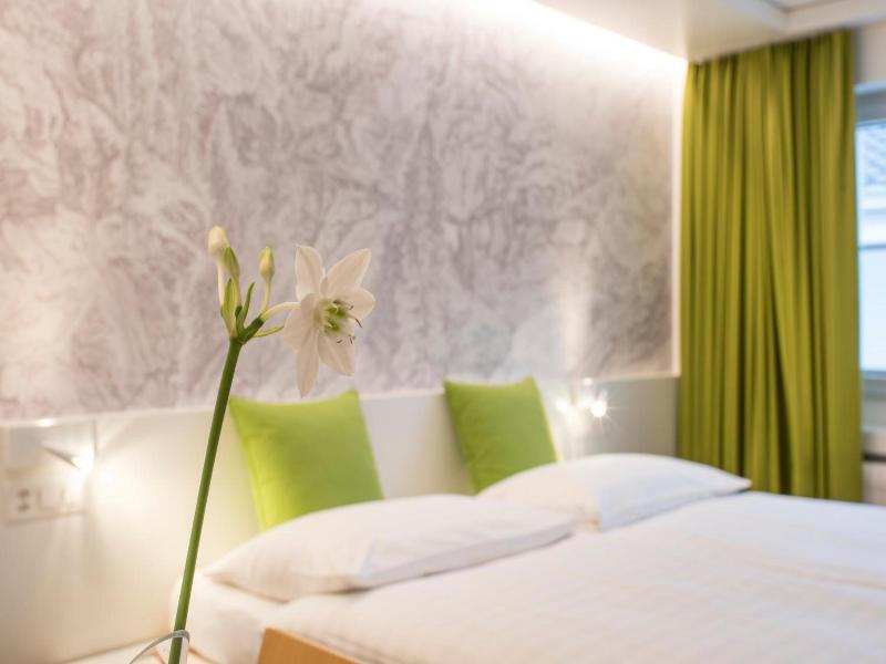 Hotel Weiss Kreuz image