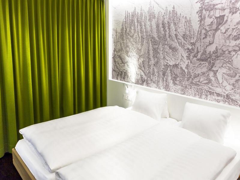 Hotel Weiss Kreuz image