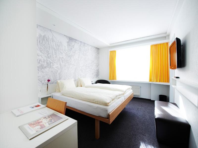 Hotel Weiss Kreuz image