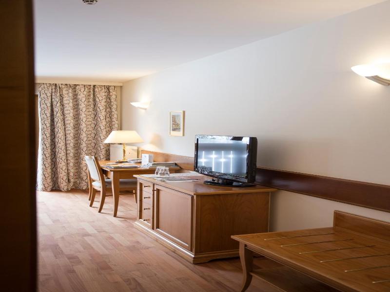 Parkhotel Tristachersee image