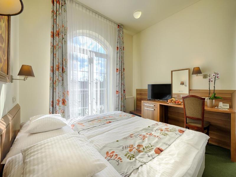Hotel Kiss image