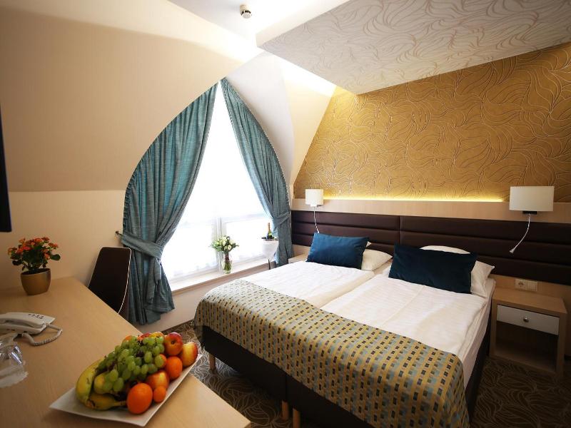 Hotel Kiss image