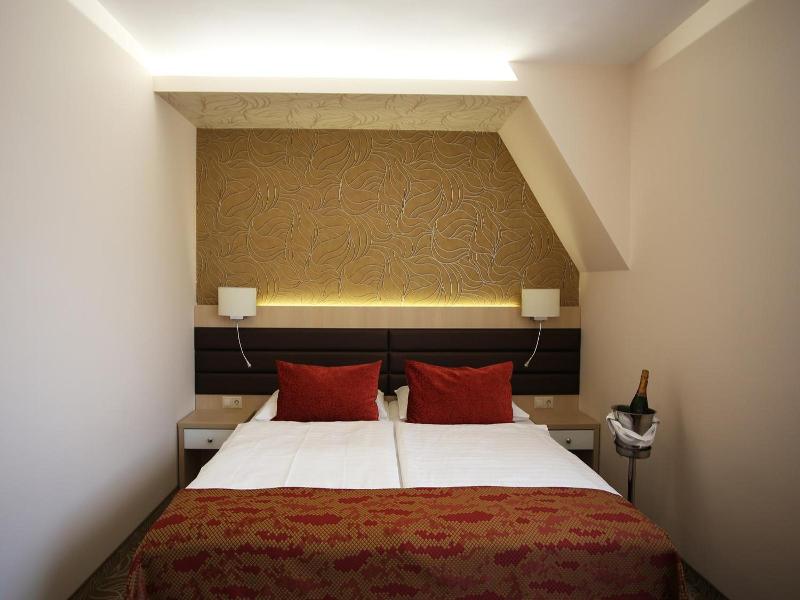 Hotel Kiss image