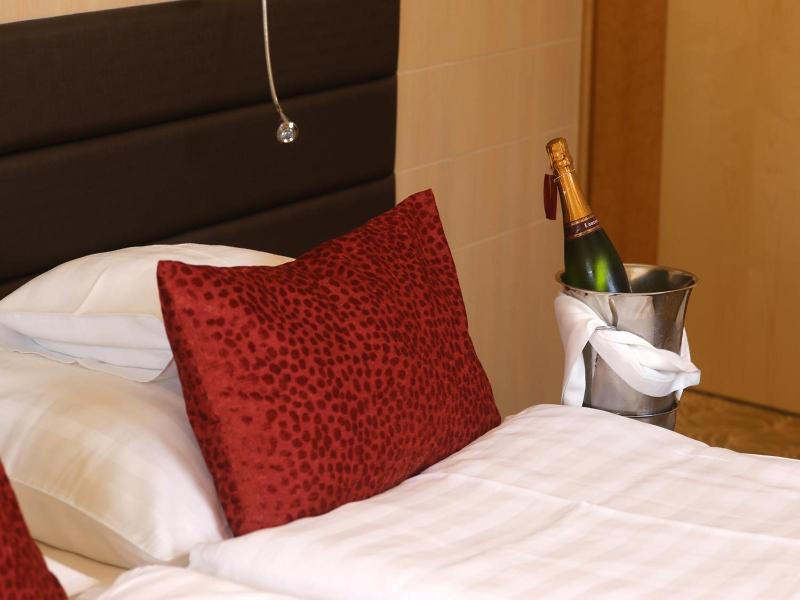 Hotel Kiss image