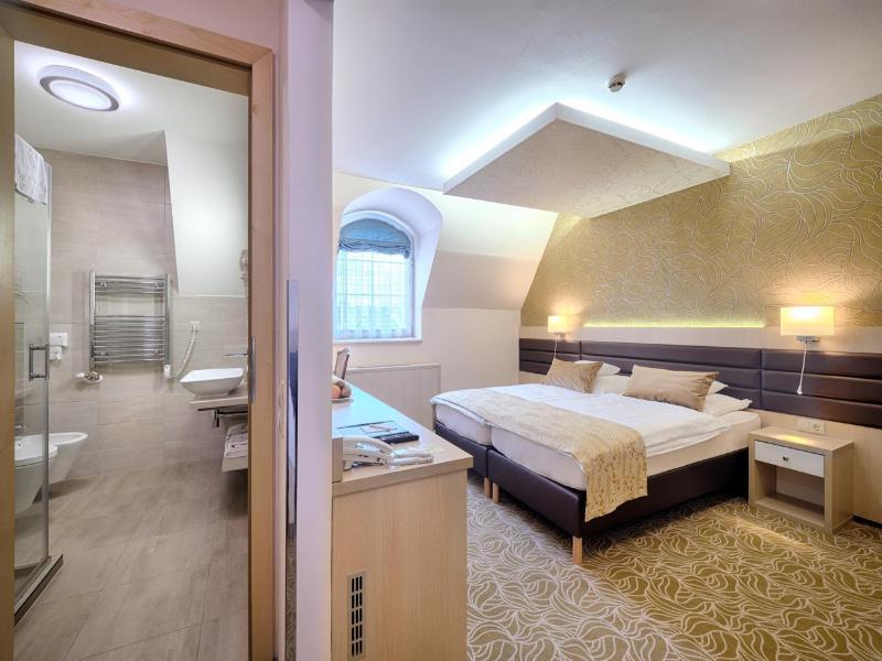 Hotel Kiss image