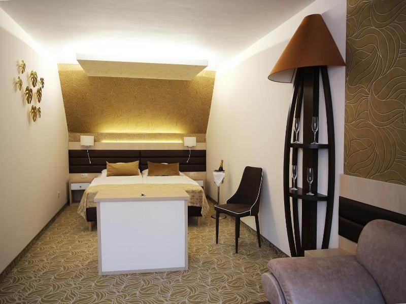 Hotel Kiss image