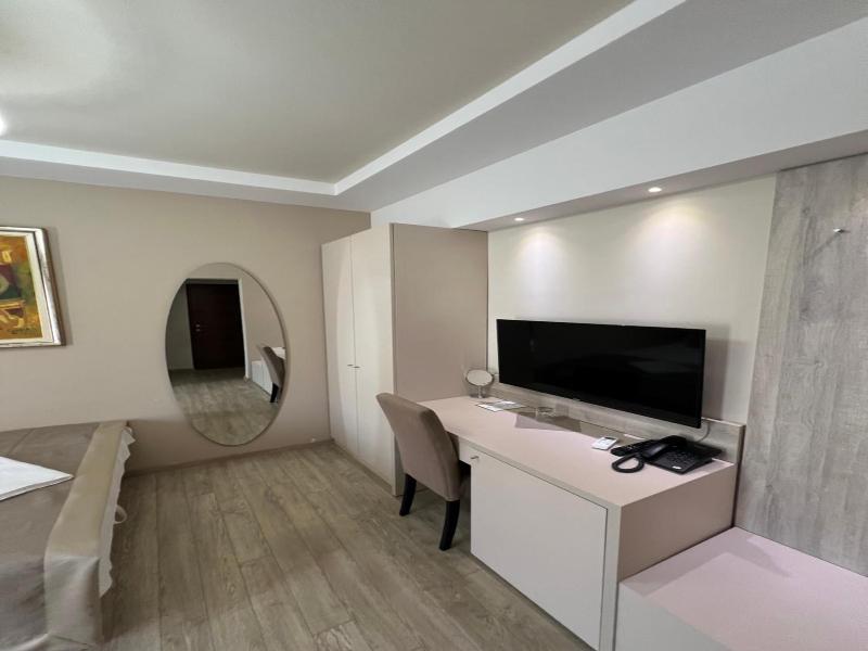 Hotel Holiday image