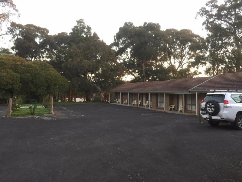 Woodmans Hill Motel image