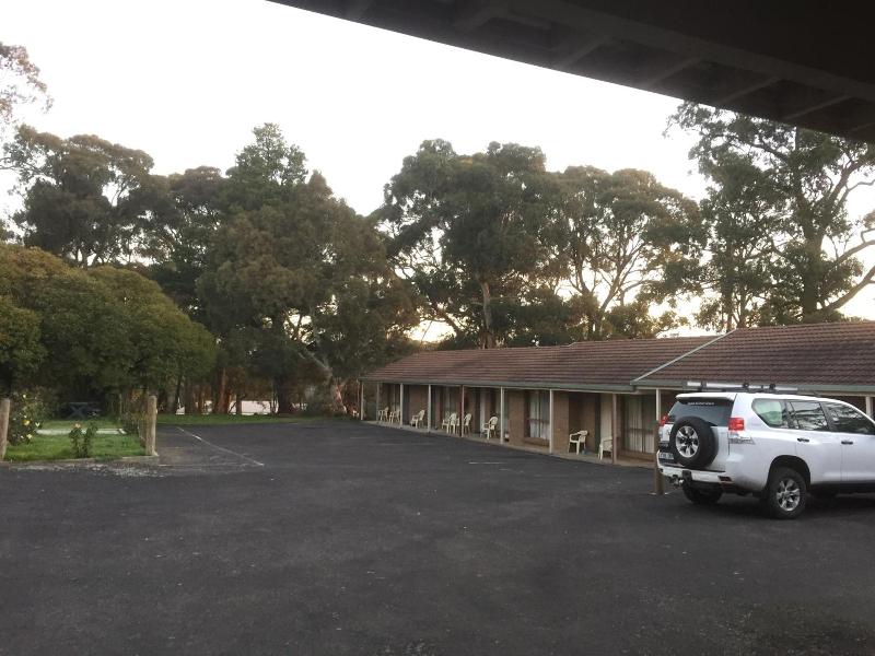 Woodmans Hill Motel image