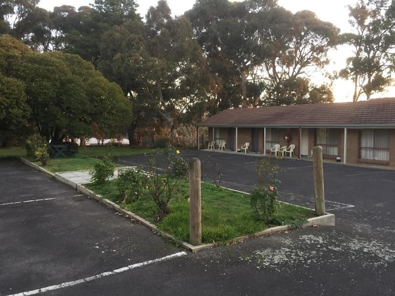 Woodmans Hill Motel image