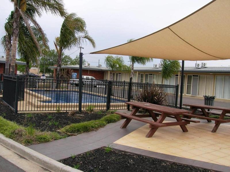 Overlander Hotel Motel