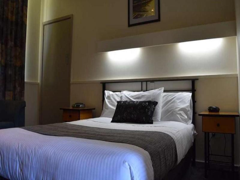 Overlander Hotel Motel