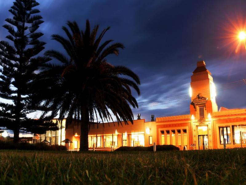 The Central Hotel Motel Lakes Entrance image