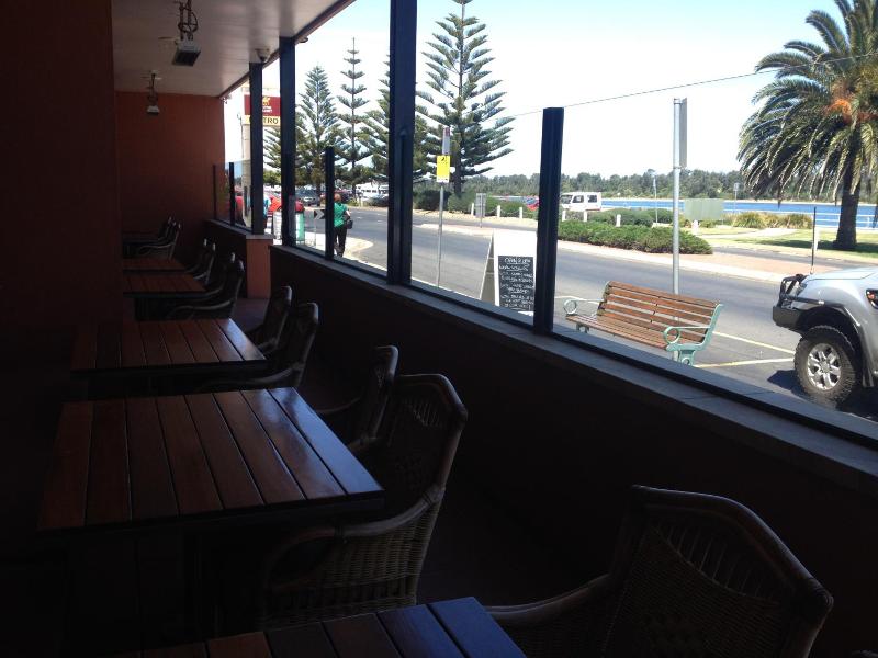 The Central Hotel Motel Lakes Entrance image