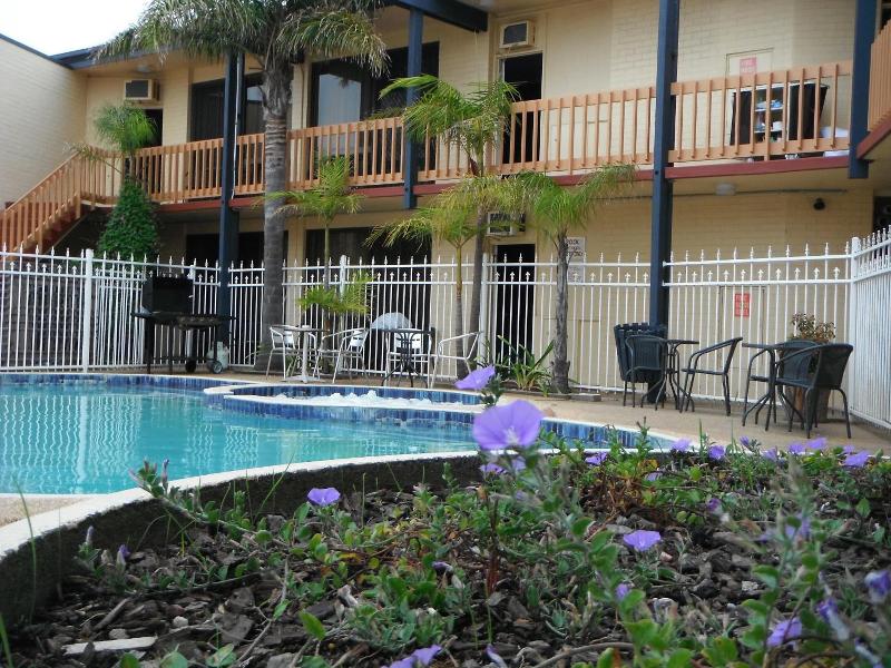 The Central Hotel Motel Lakes Entrance image