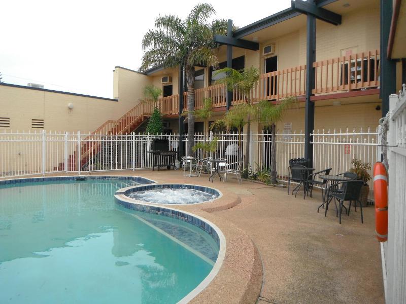 The Central Hotel Motel Lakes Entrance image