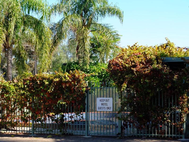 Travelway Motel