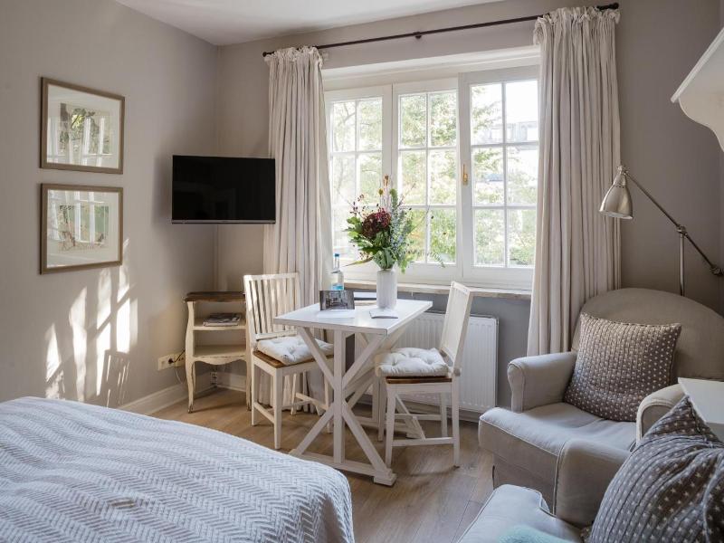 Von Deska Townhouses Ivy House image
