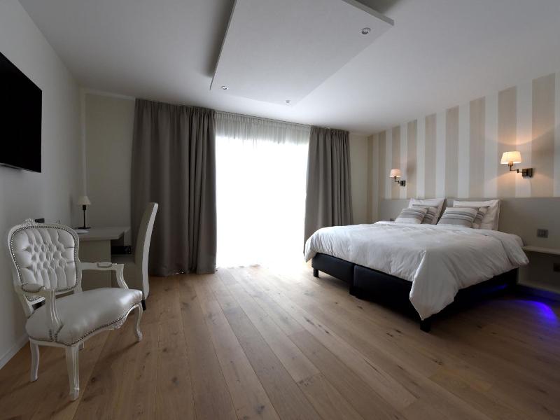 Le 24 Hotel image