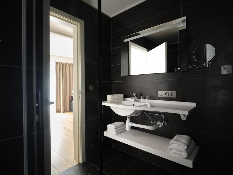 Le 24 Hotel image