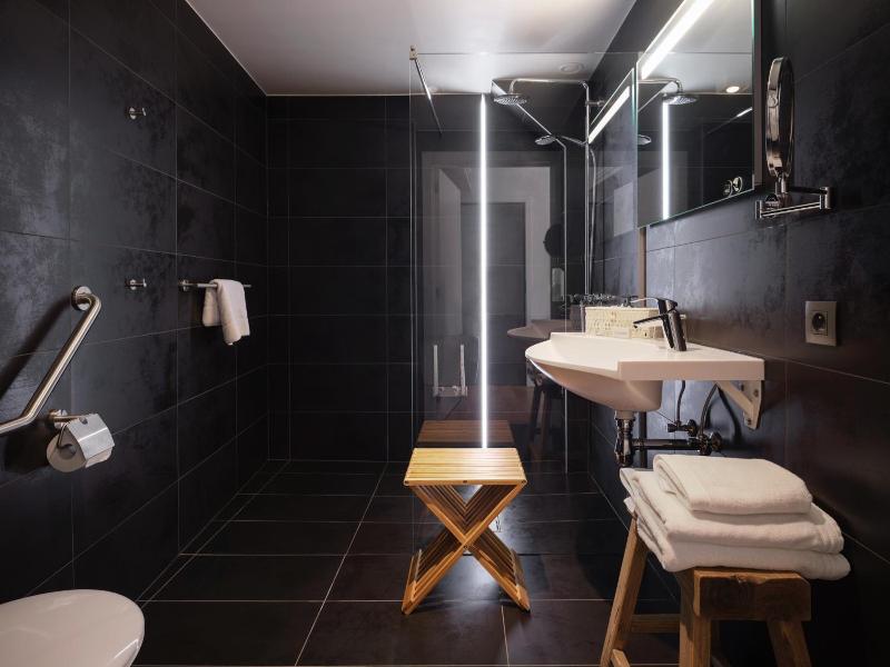 Le 24 Hotel image