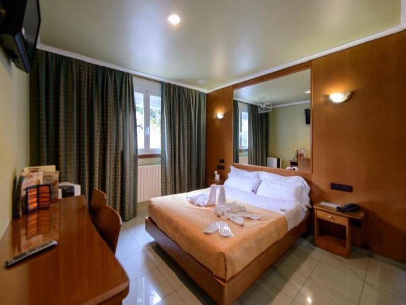 Motel Cancun Barbadas Ourense image